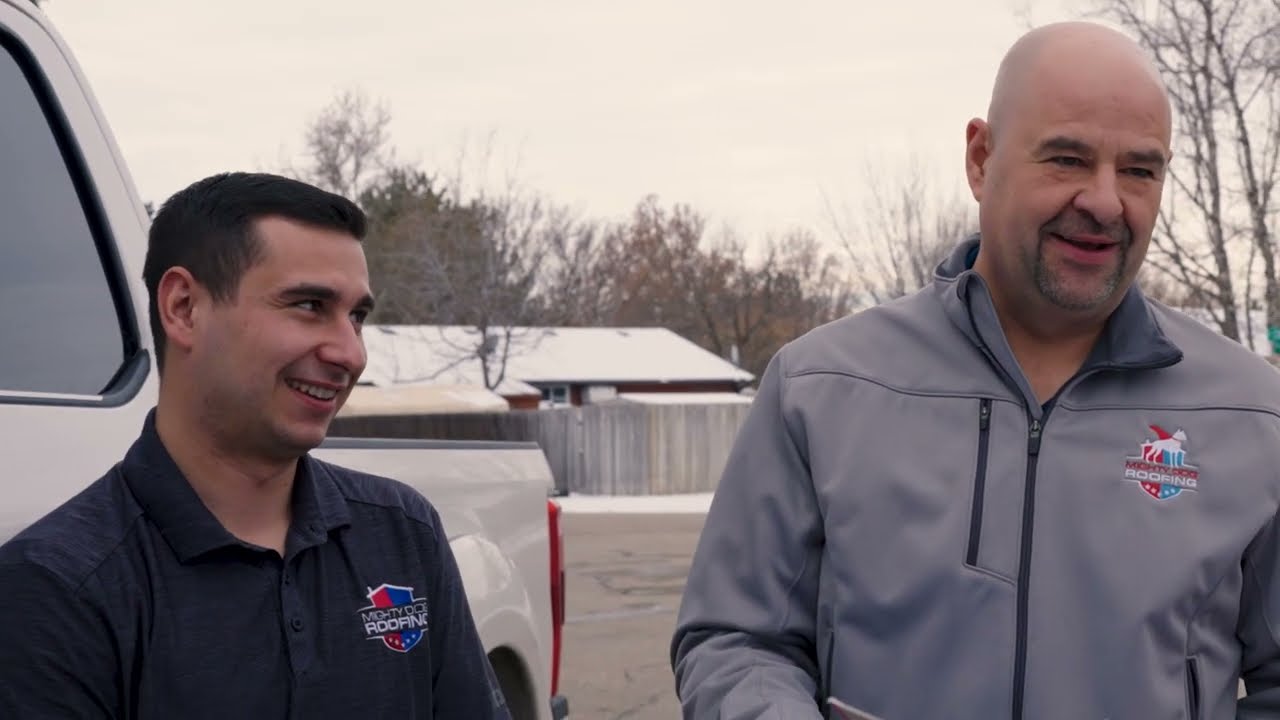 dos hombres hablando