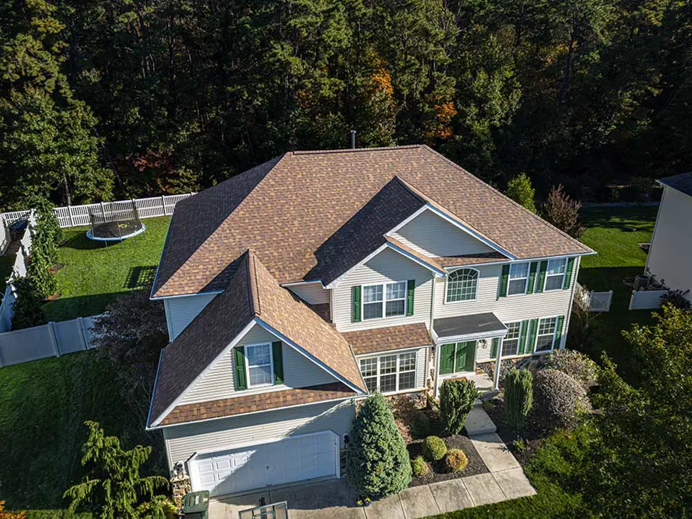 Foto posterior a la sustitución completa del tejado, en la que se muestra el nuevo tejado instalado.