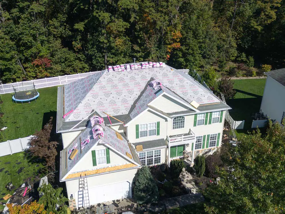 Sustitución completa del tejado en Nueva Jersey durante el proyecto.