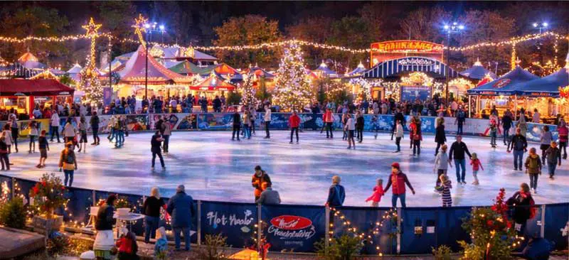 Familias patinando sobre hielo en Bergen County Winter Wonderland, en Paramus, Nueva Jersey, durante un evento festivo navideño en Van Saun County Park.