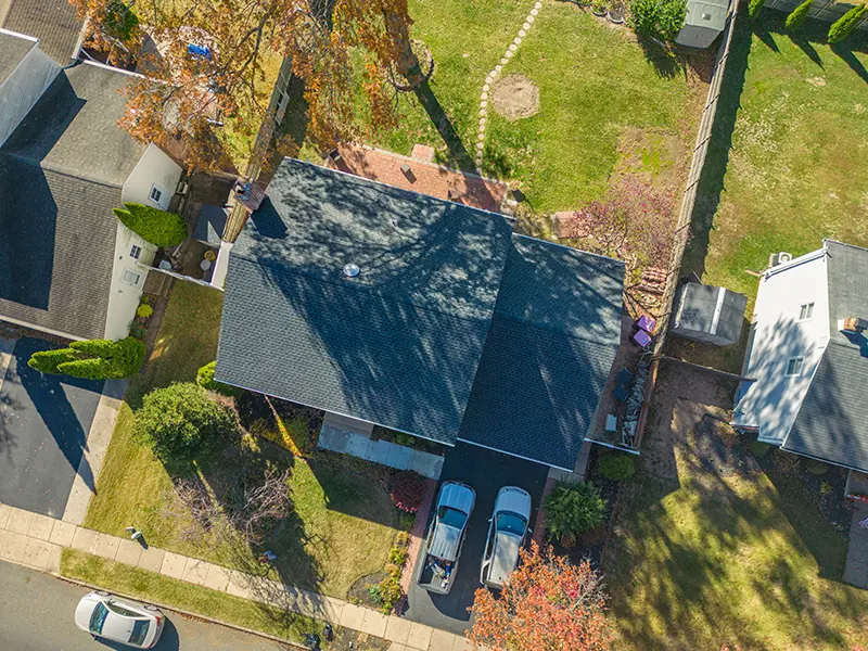 Nuevo techo instalado después de la detección de fugas en el techo en River Edge, NJ