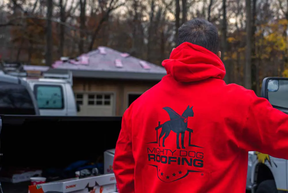 El equipo de Mighty Dog Roofing en una inspección de tejados residenciales en Alpine, Nueva Jersey, preparándose para un proyecto de techado.