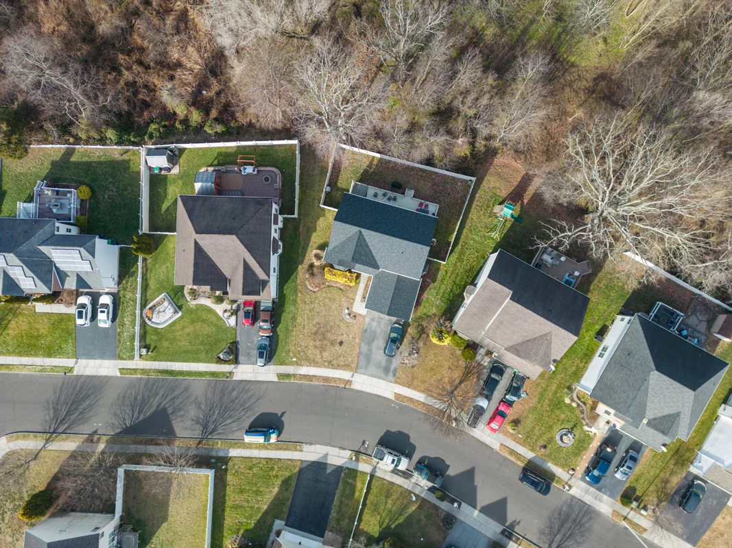 Vista aérea de las viviendas del municipio de Washington, en el condado de Bergen (Nueva Jersey), en la que se destacan los sistemas de techado residencial y los proyectos de sustitución de tejados.