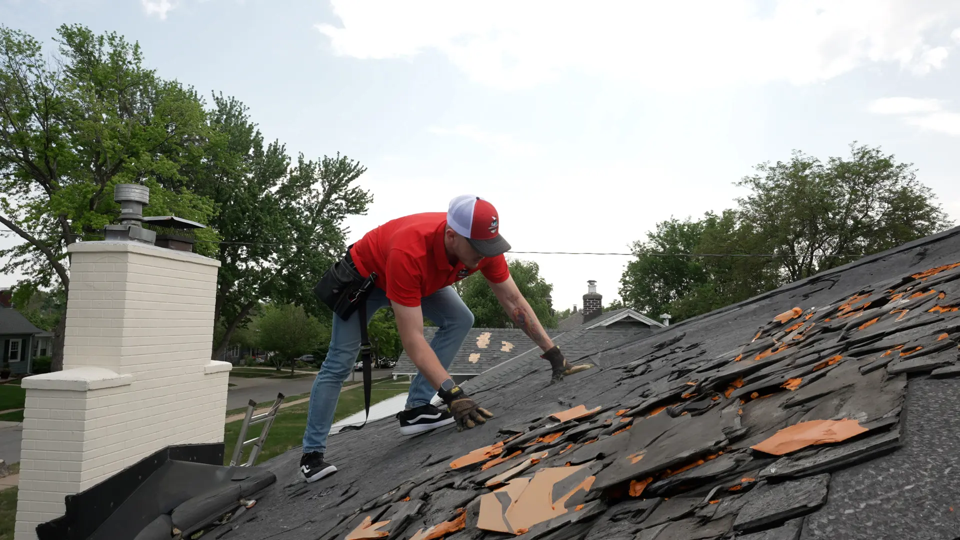 Mighty Dog Roofing inspeccionando los daños en el tejado tras la tormenta de Jersey