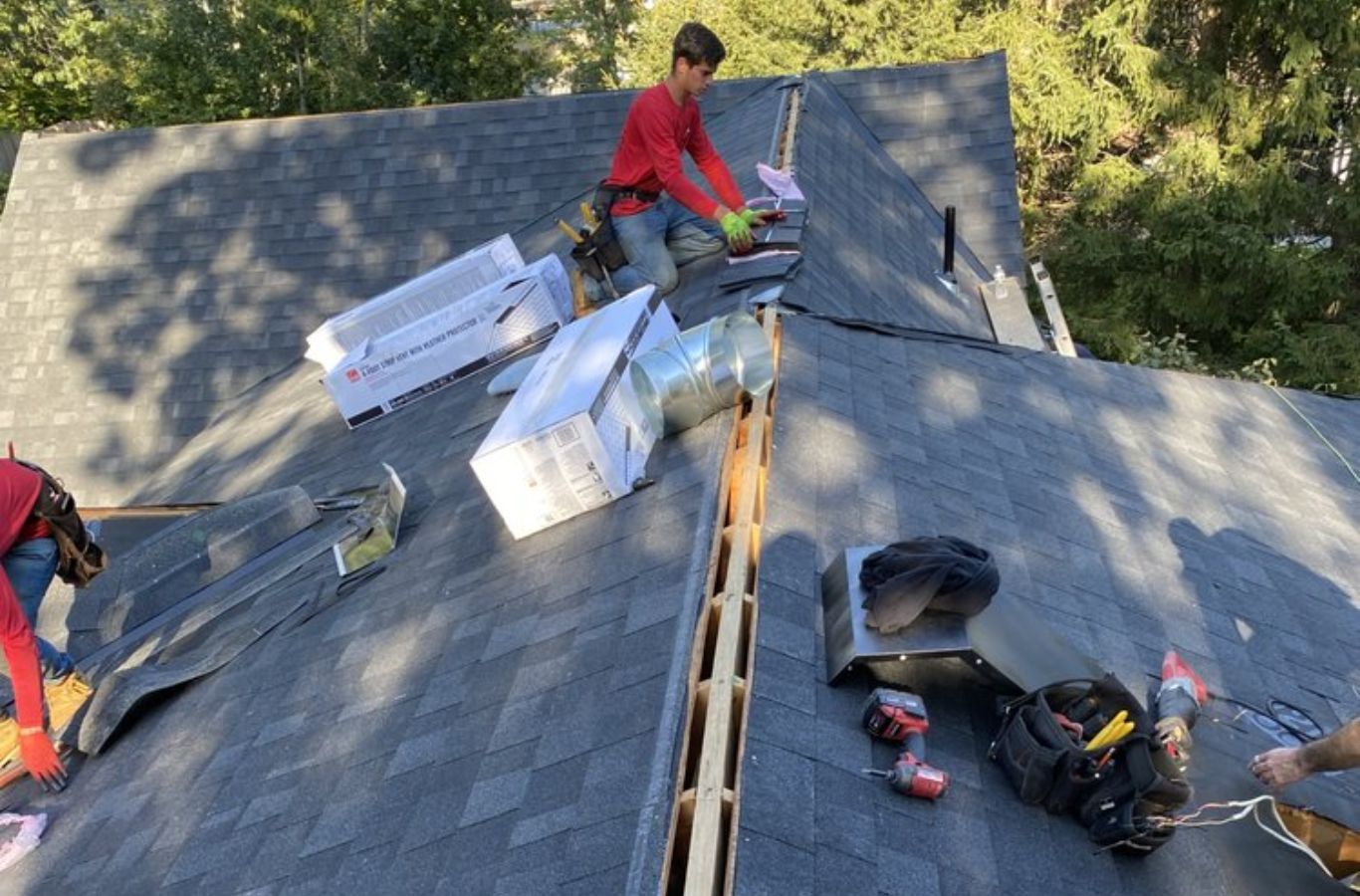 Techos especialistas de Mighty Dog Roofing asegurar nuevas tejas en Dracut, MA, la entrega fiable, de alto rendimiento servicios de techado.