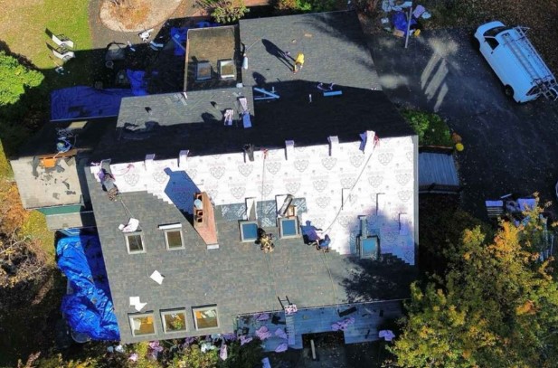 Contratista de techos completando la instalación en un Tyngsborough, MA residencia. Roofing Company cerca de mí.