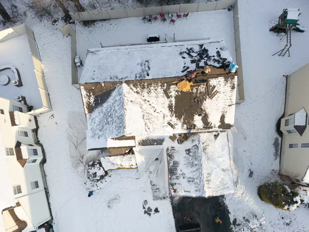 Acumulación de nieve y hielo en el tejado de una vivienda en el condado de Gloucester (Nueva Jersey), mostrando las zonas expuestas durante una tormenta invernal.