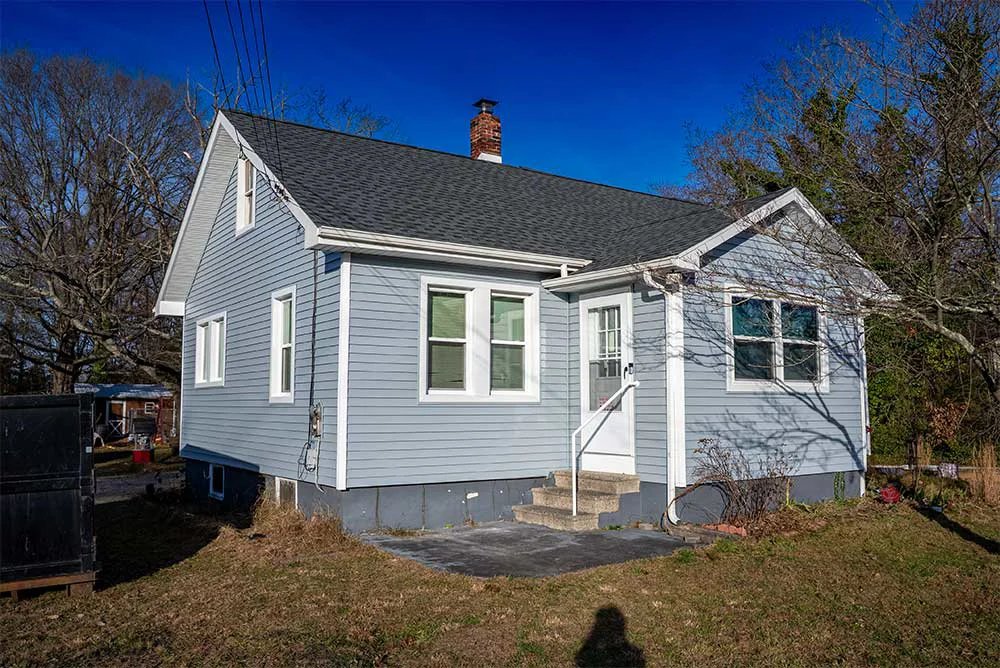 Se completó el revestimiento y el reemplazo de ventanas en una vivienda de Vineland, Nueva Jersey, con un nuevo revestimiento de vinilo y ventanas renovadas.