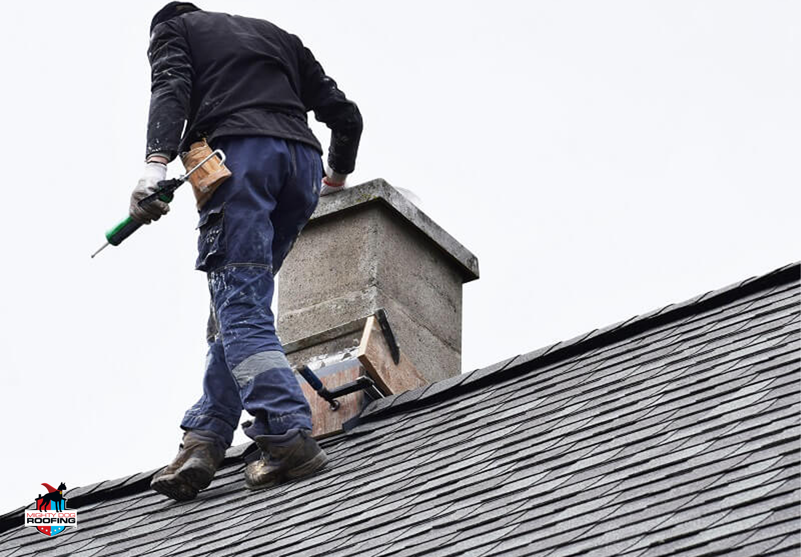 Un techador profesional completa la integración de la chimenea y el tejado