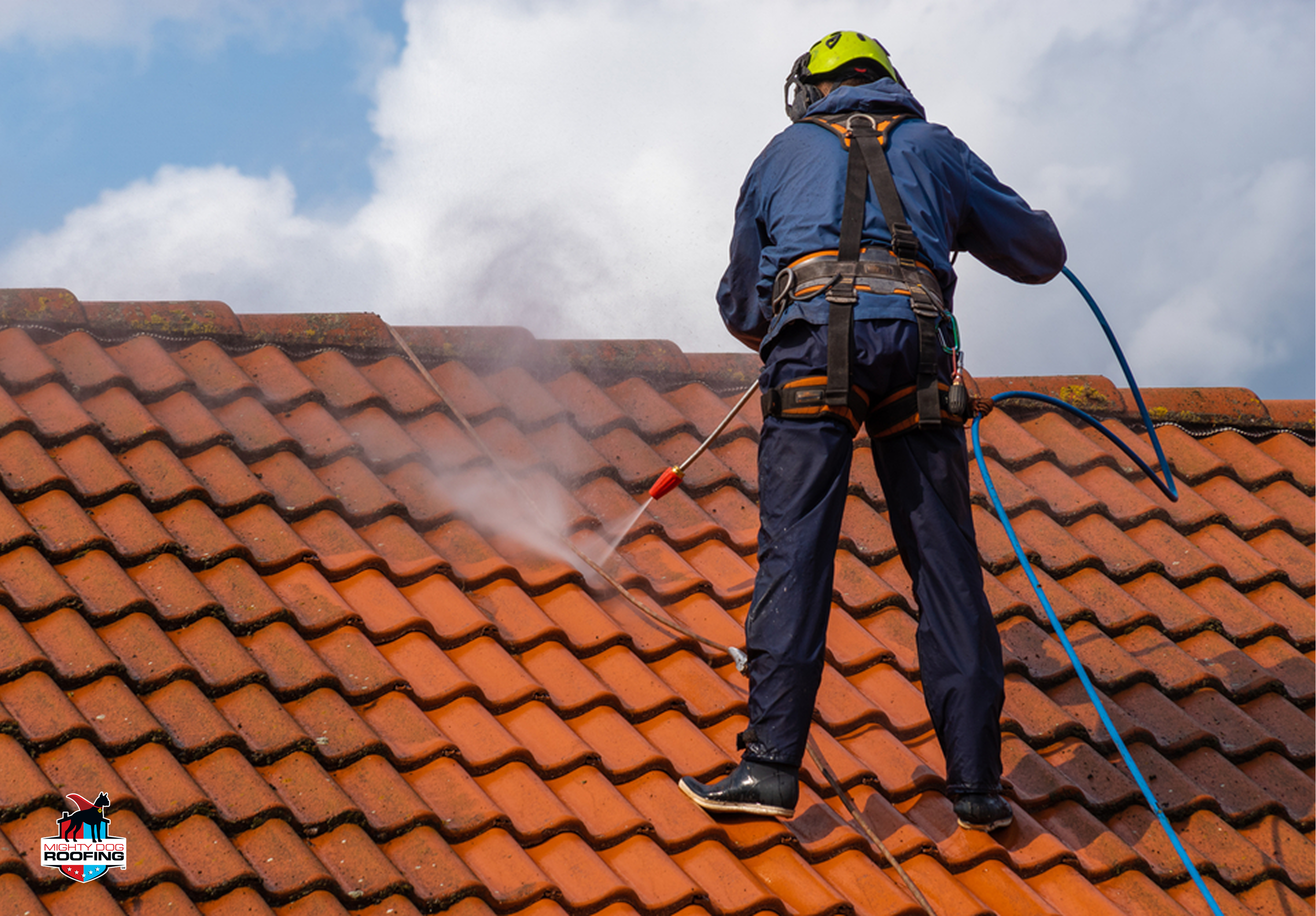 Contratista de tejados que realiza la limpieza de tejados previa al invierno