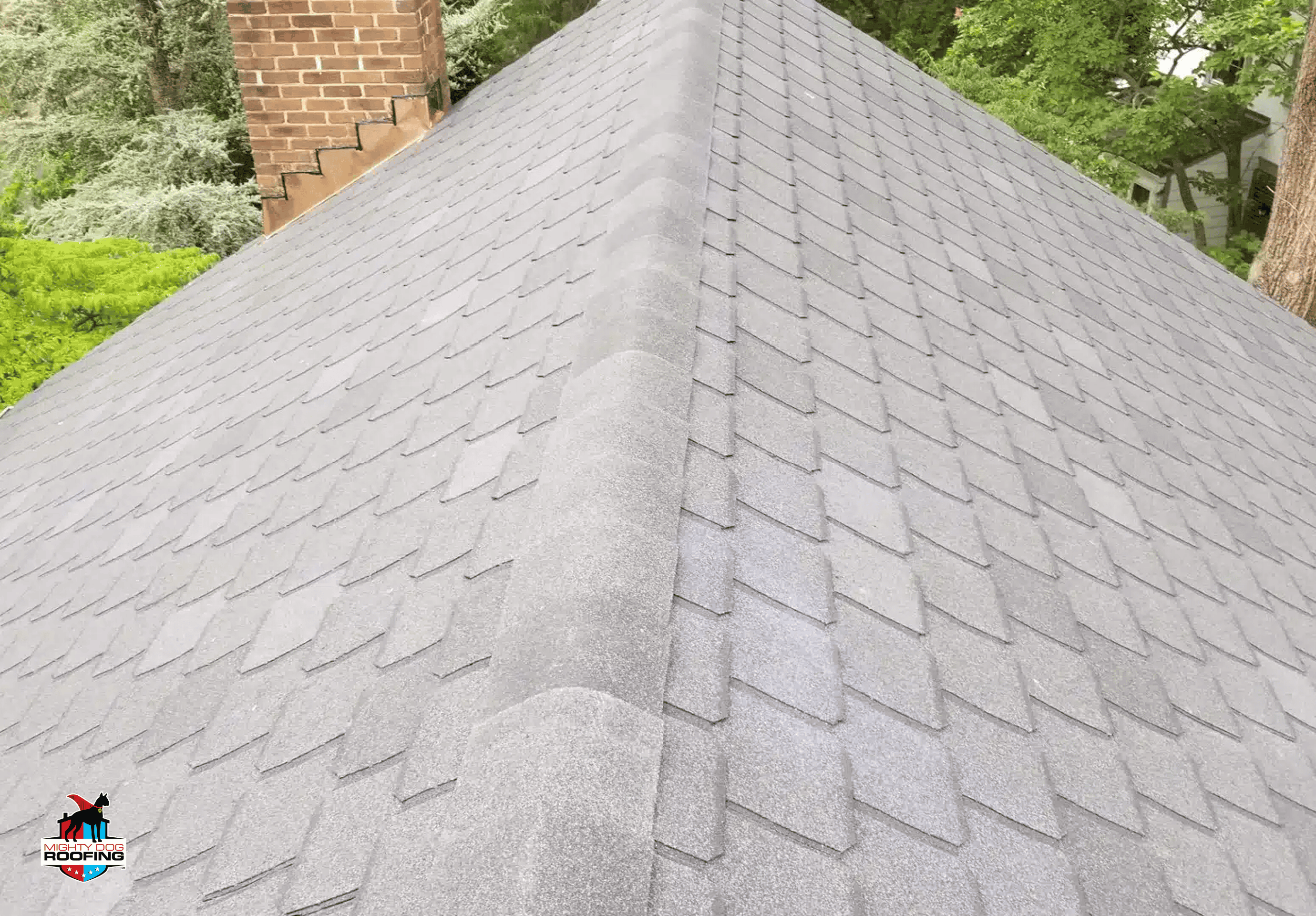 Tejas de asfalto instaladas en la casa