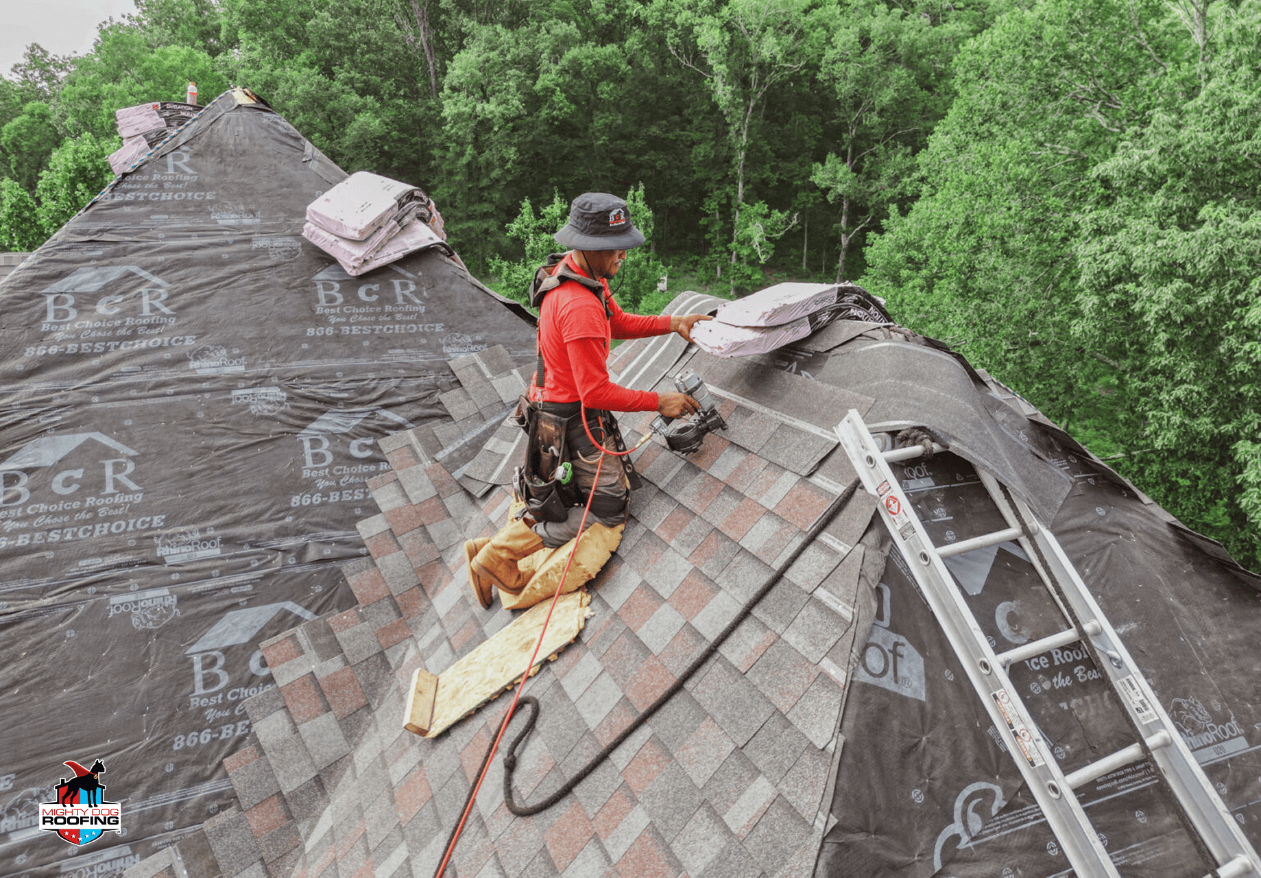 Contratista de tejados con licencia para realizar un proyecto completo de sustitución de tejados