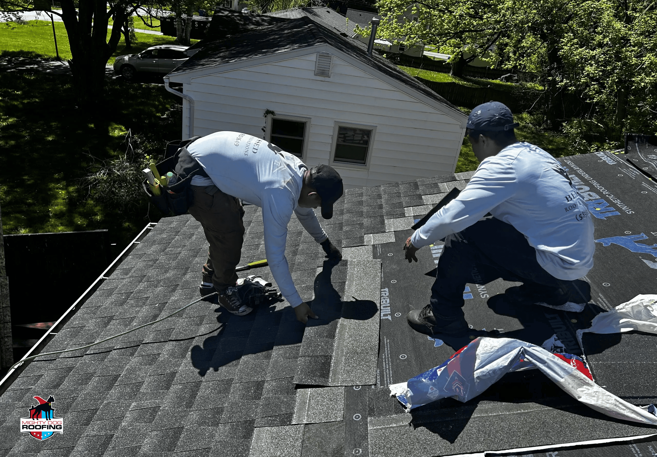 Contratista local especializado en techos que instala tejas GAF.